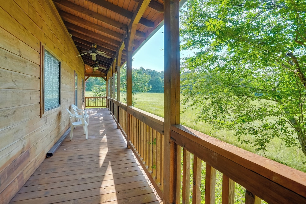 Pet Friendly Jefferson Home Near Lake O the Pines — 4-Star Luxury Hotel in Jefferson, United States