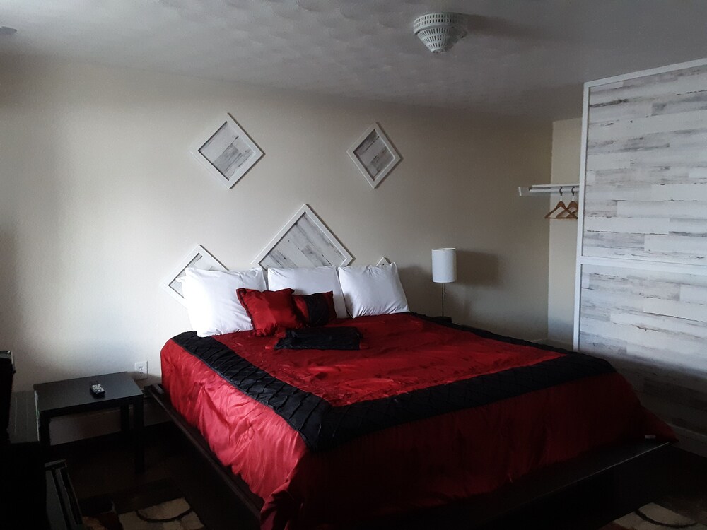 Town Line Motel - photo 51