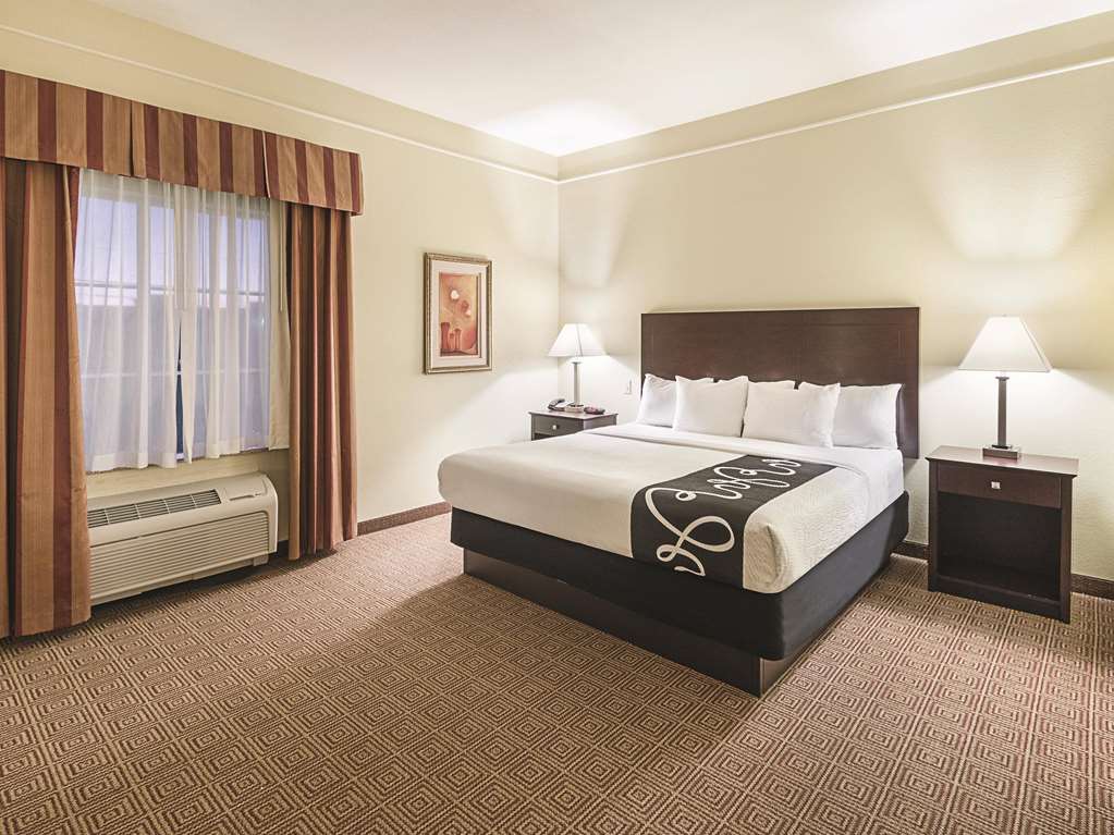 La Quinta Inn & Suites by Wyndham Waxahachie - photo 16
