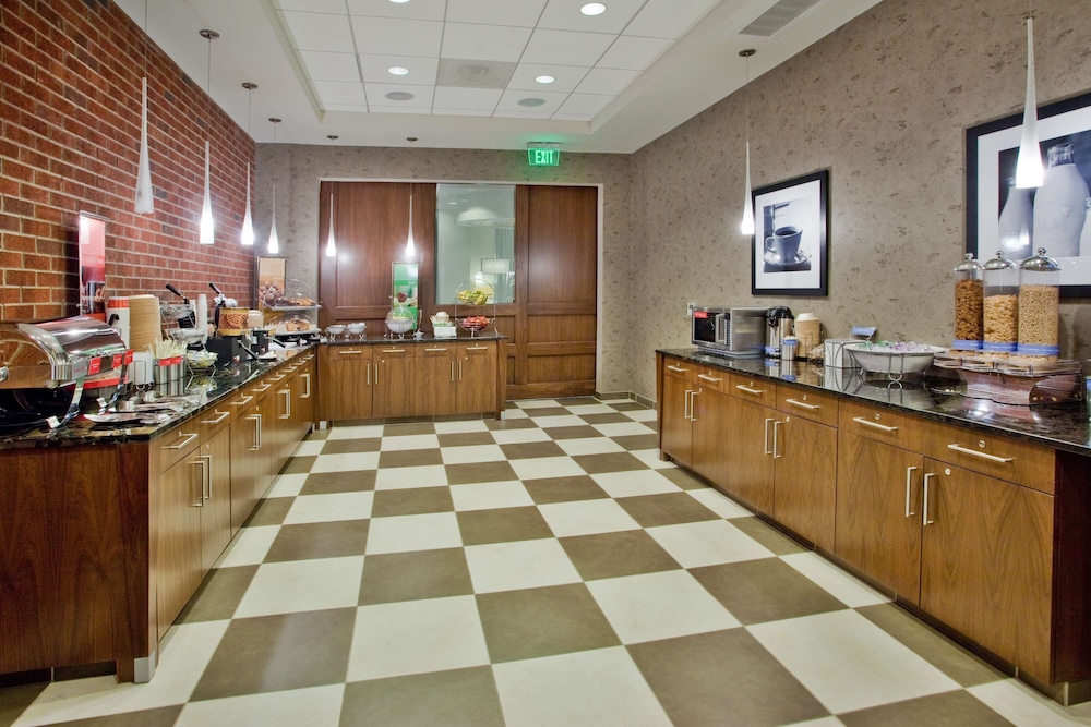 Hampton Inn & Suites Chapel Hill Carrboro Downtown - photo 24