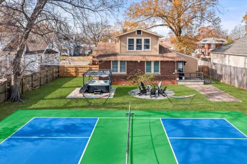 Pickleball Court Ev Power Dock Hot Tub Pool Table in Memphis, United States