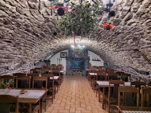 Pivnica a Penzion pri studni — hotel in Detva