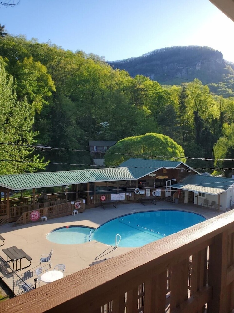 Geneva Hotel & Tiki Bar - photo 47