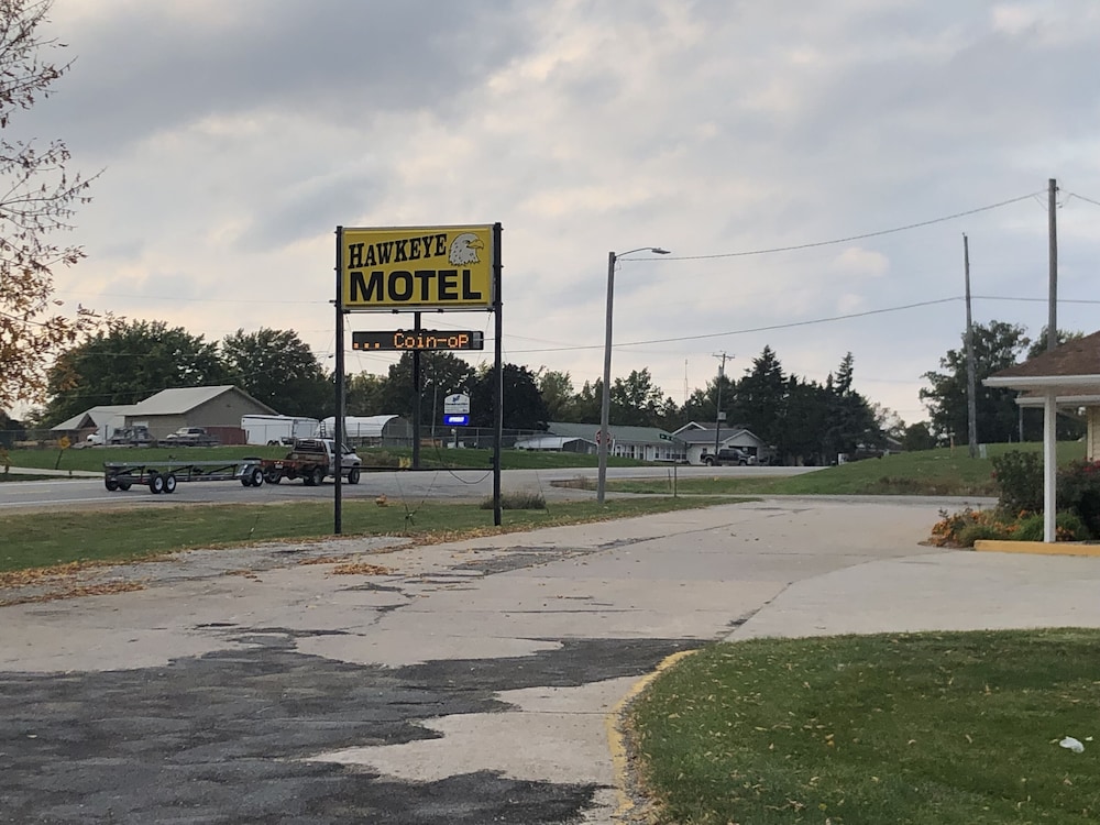 Hawkeye Motel - photo 26