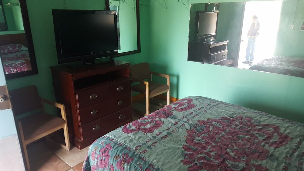 Guest Host Motel - photo 8