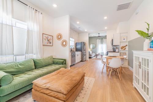 Reno Dream Cottage: Delightful 2 Bedroom Sanctuary — 4-Star Luxury Hotel in Reno, United States