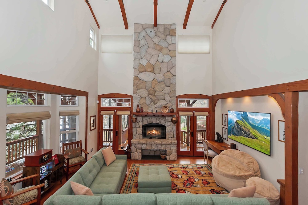 Matterhorn Peak Lodge Upscale Mountain Escape — 4-Star Luxury Hotel in Lake Arrowhead, United States