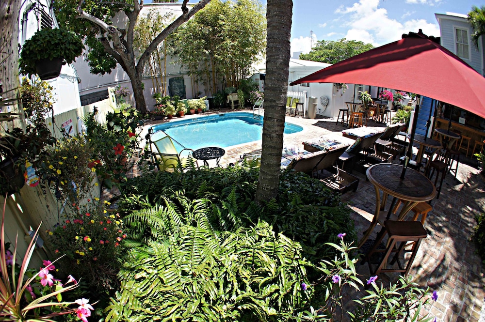 Duval Inn - carbon neutral hotel in Key West
