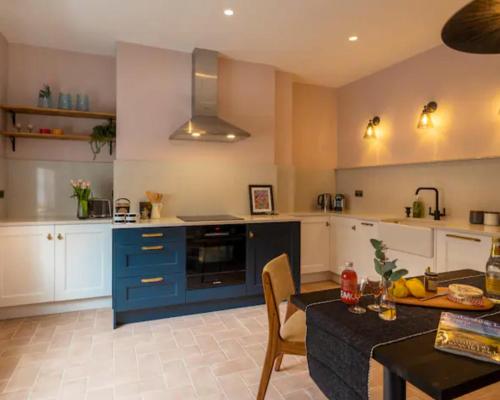 Luxury & Location Bakewell Georgian Townhouse 'The Haywood' — 4-Star Luxury Hotel in Bakewell, United Kingdom