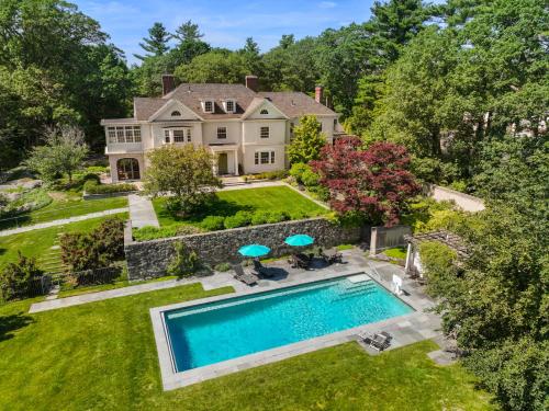 Lavish Boston Mansion for Short and Mid Term Stays — hotel in Dedham