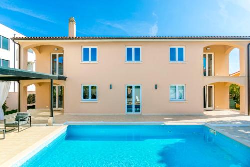 Villa Suzy — 4-Star Luxury Hotel in Medulin, Croatia
