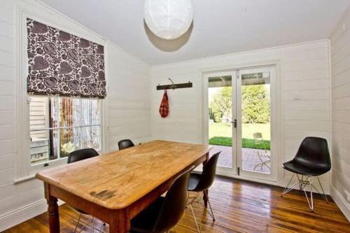 Sunny Character 1800’s Cottage — Invermay — photo 3