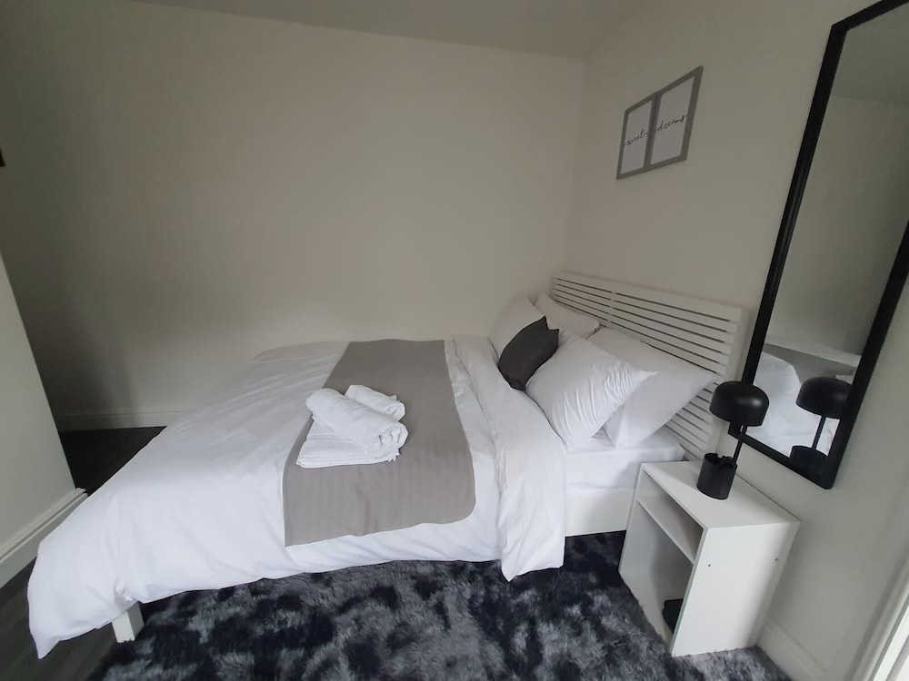 Private Room Sleeps 2 with Ensuite & Parking — 4-Star Luxury Hotel in Birmingham, United Kingdom