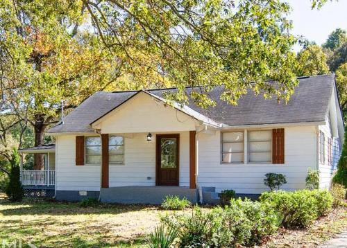 Rustic Retreat and Smokehouse Eats in Stockbridge, United States