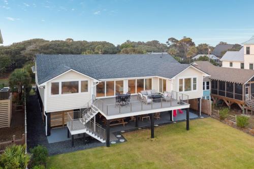 1105 E Arctic White Sands Stunning Oceanfront House — 4-Star Luxury Hotel in Folly Beach, United States