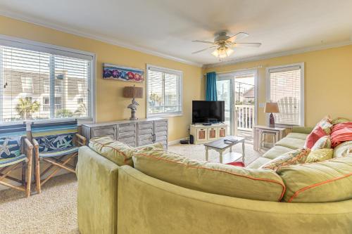 Steps to Beach NMB Condo with Balcony and Pool Access — 4-Star Luxury Hotel in Myrtle Beach, United States