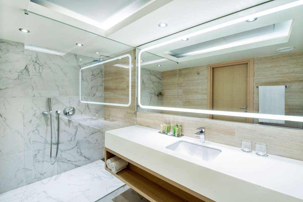 Guest Room Bathroom