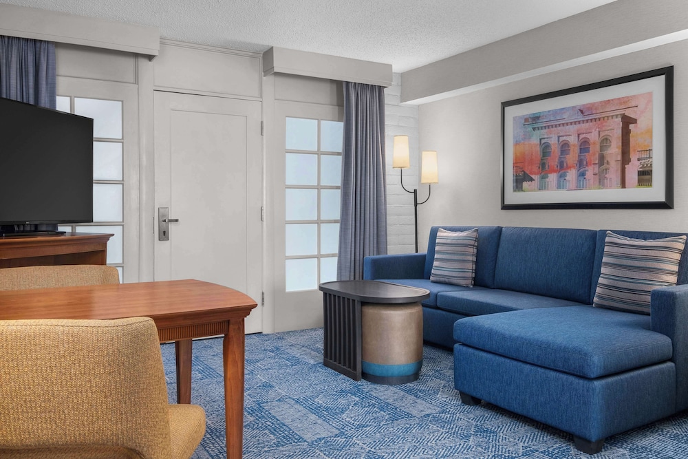 Embassy Suites by Hilton El Paso - photo 36