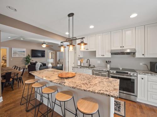 Cheerful 5 bedroom w Screened Patio Sleeps 10 in the heart of Fremont — 4-Star Luxury Hotel in Fremont, United States