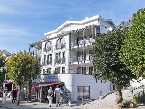 Villa Louisa in Sellin WG 39 mit Balkon strandnah — 4-Star Luxury Hotel in Ostseebad Sellin, Germany
