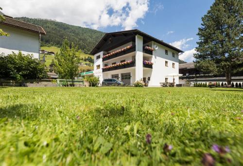 Ferienwohnung Haus Zyka — 4-Star Luxury Hotel in Neustift Im Stubaital, Austria