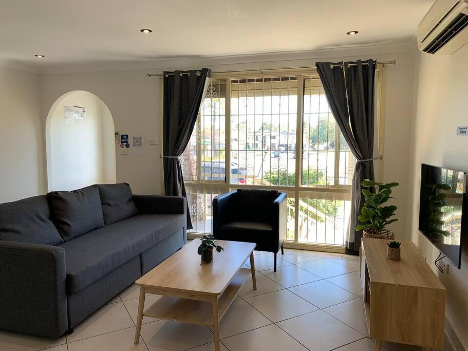 Big house 6 bedrooms free parking — 4-Star Luxury Hotel in Fairfield, Australia