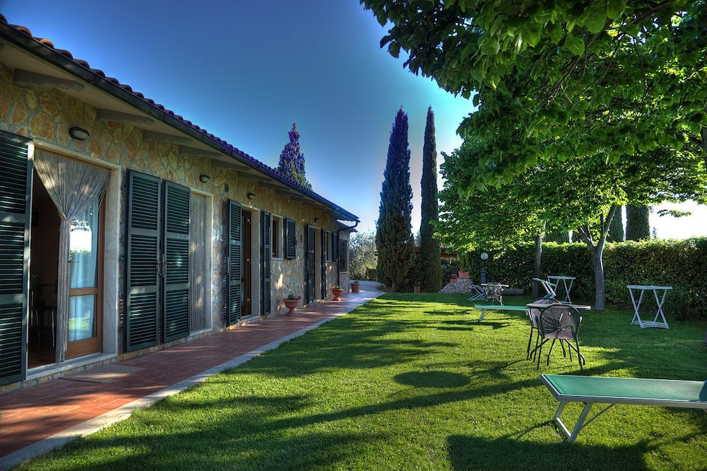 Agriturismo Poggio del Drago — 4-Star Luxury Hotel in Manciano, Italy