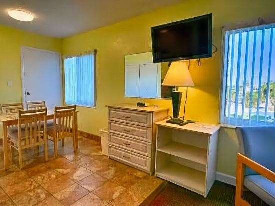 Page Terrace Beachfront Hotel - photo 11