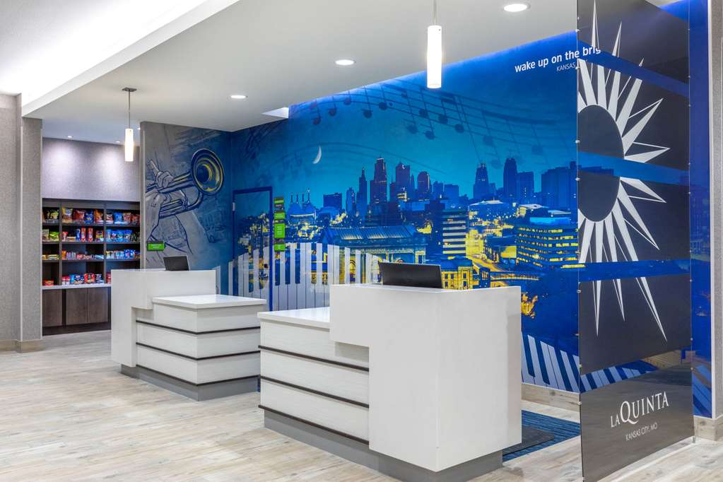 La Quinta Inn & Suites by Wyndham Kansas City Beacon Hill - photo 7
