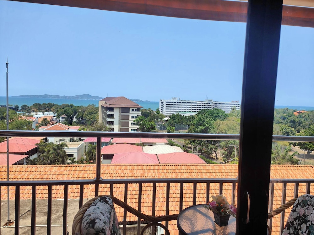 Sombat Condo Seaview 1 Bedroom 71 — 4-Star Luxury Hotel in Pattaya, Thailand
