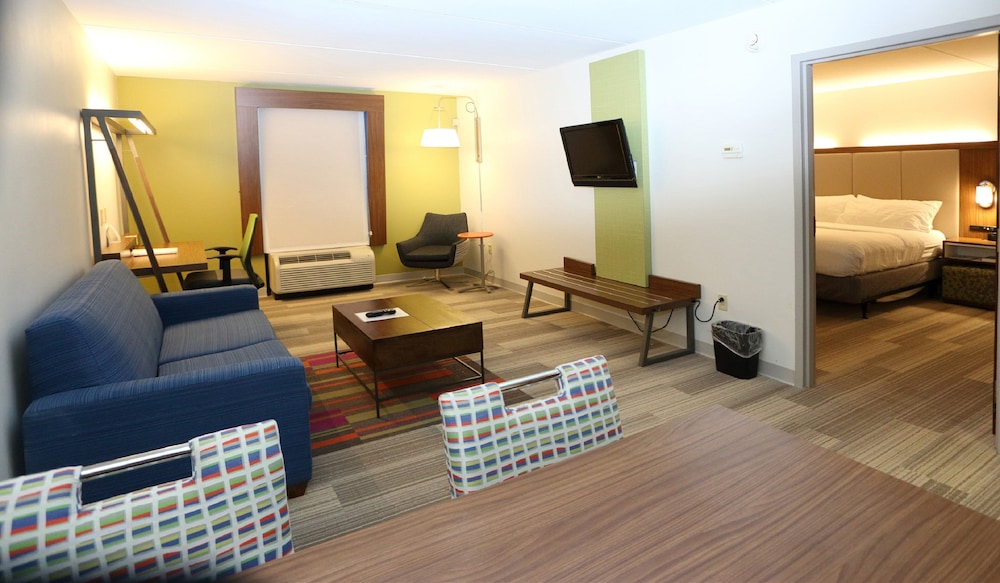 Holiday Inn Express & Suites Newport News by IHG - photo 6