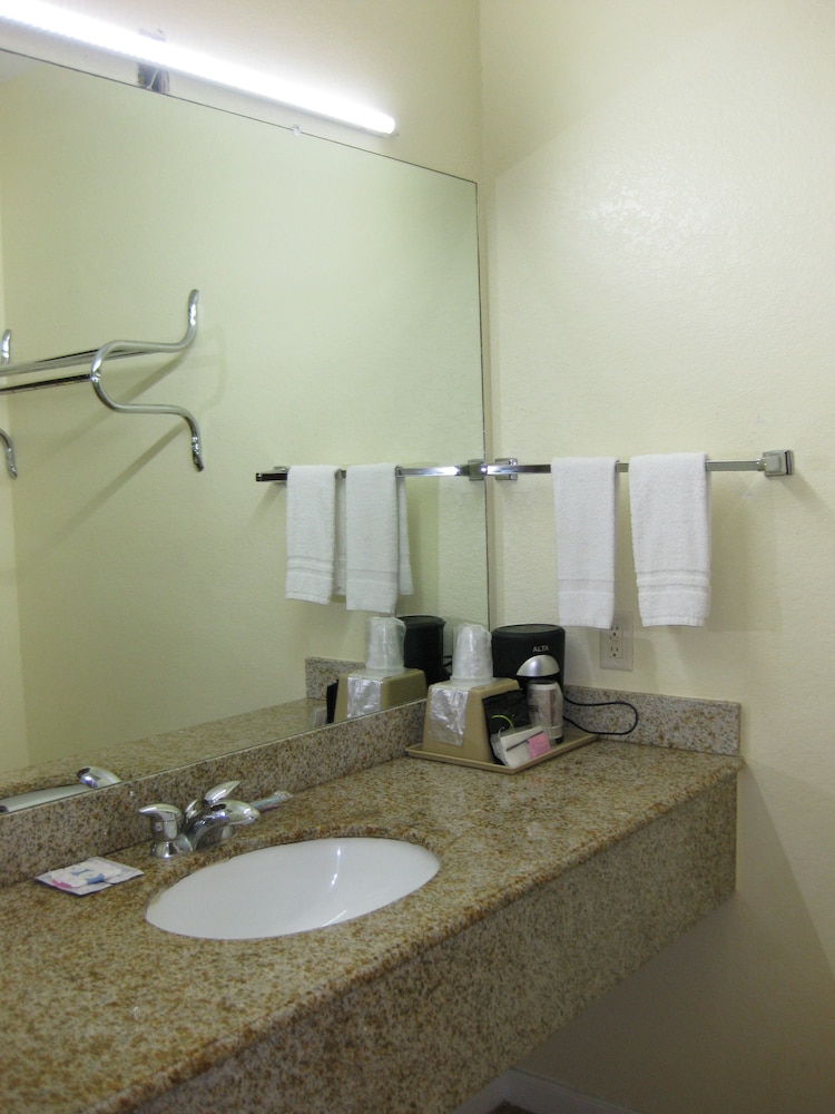 Scottish Inn and Suites - photo 17