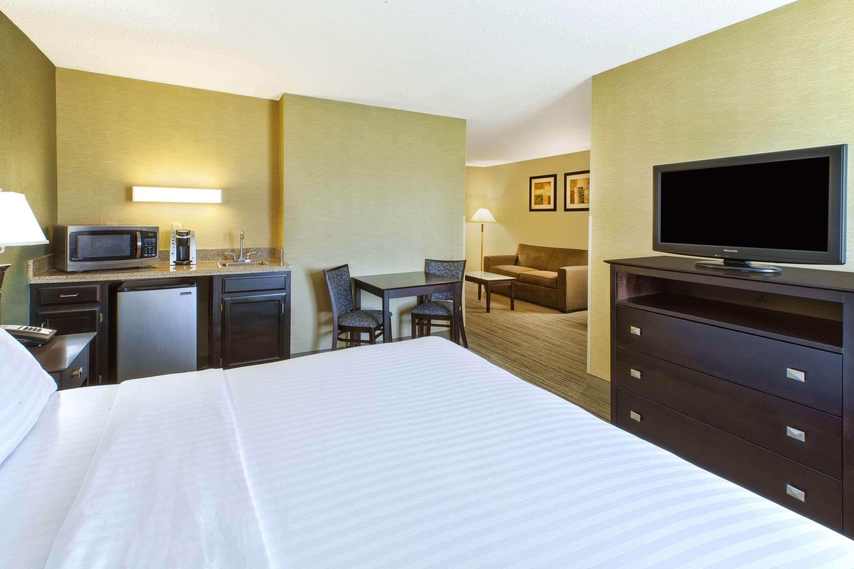 Country Inn & Suites by Radisson Benton Harbor St. Joseph MI - photo 18
