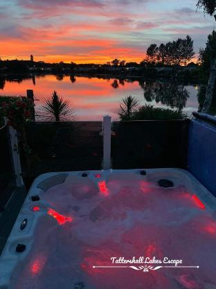 Meridian Tattershall Lakes Escape Lakeside lodge caravan with the fishing peg LUXURY HOT TUB — 4-Star Luxury Hotel in Lincoln, United Kingdom