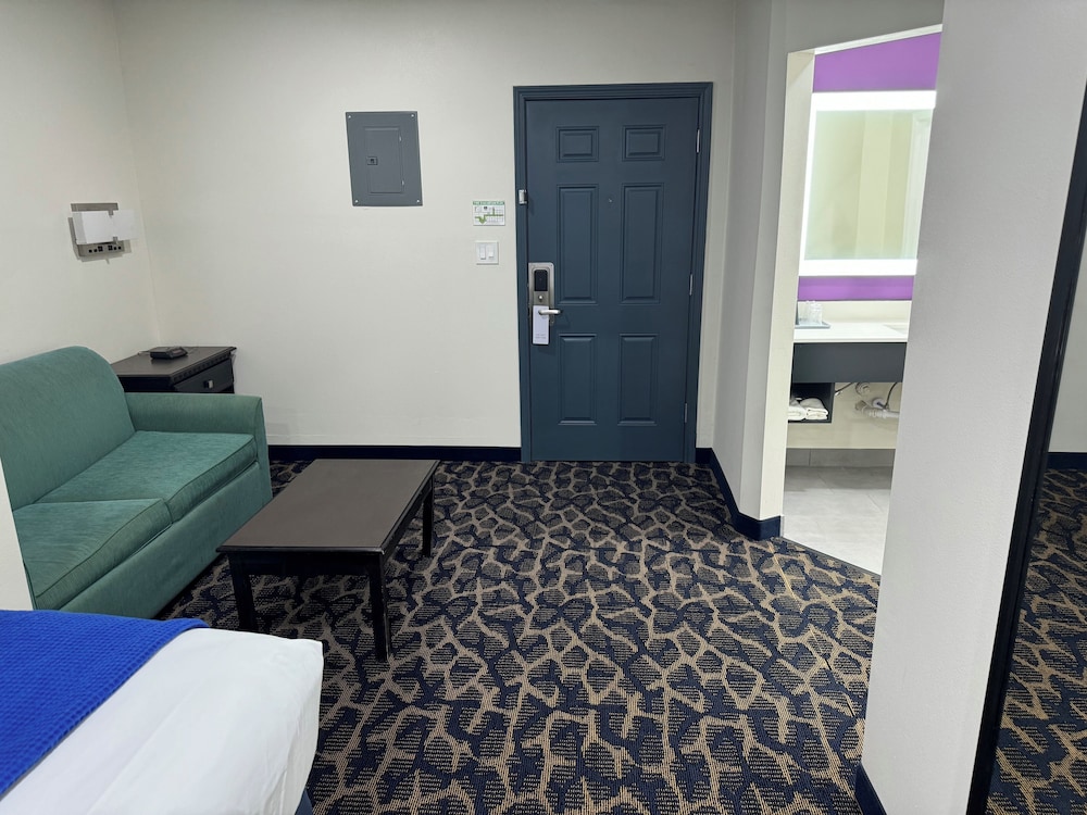 Lakeside Inn and Suites - photo 14