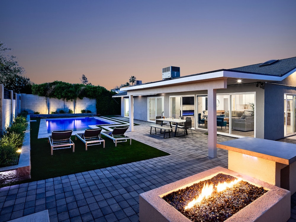 Desert Daze Pool Heat Available Fire pit & canal access in Scottsdale, United States