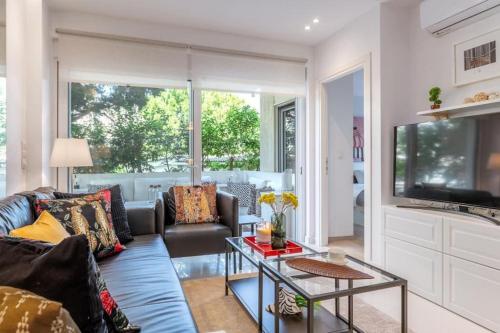 Hidden Gem: 2br Artistic Retreat in Glyfada Center — 4-Star Luxury Hotel in Glyfada, Greece