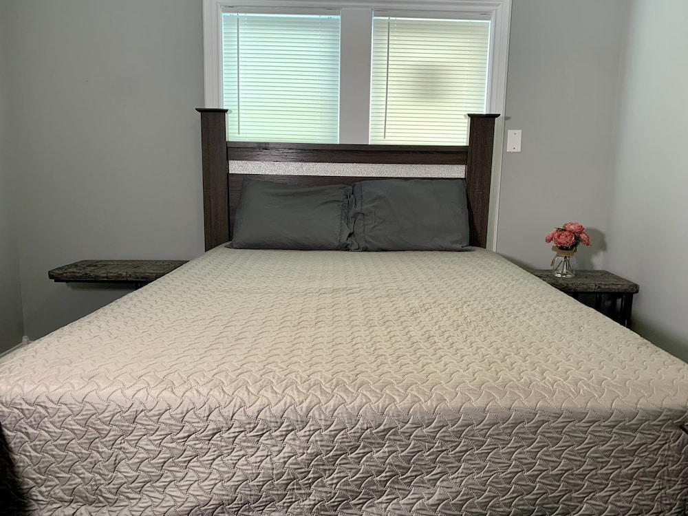 The Horseshoe Falls Villa 6BR Free Parking Minutes From Falls & Casino in Niagara Falls, United States