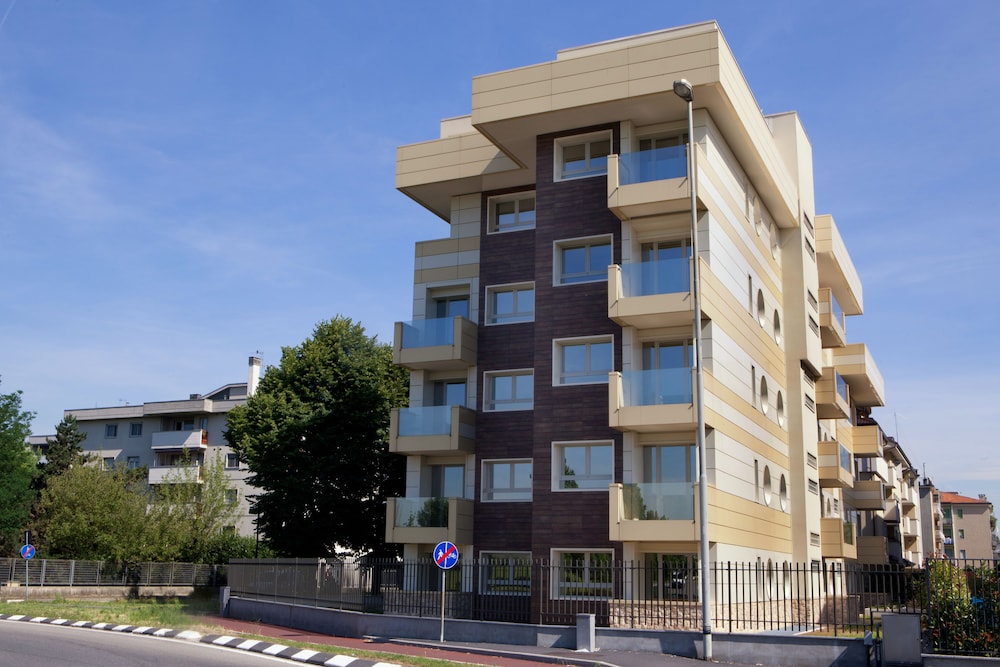 Residence Le Querce — 4-Star Luxury Hotel in Cernusco Sul Naviglio, Italy