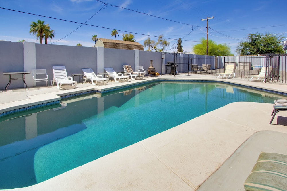 Ultimate Phoenix Group Getaway Patio and Pool - last minute hotel in Phoenix