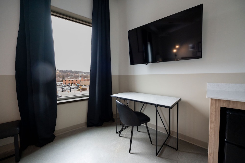 Arch and Cable Hotel - photo 8
