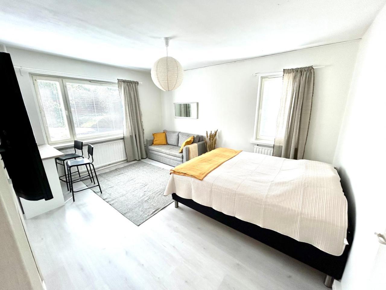 Yksio Ilmaisella Autopaikalla Hillside in Jyvaeskylae, Finland