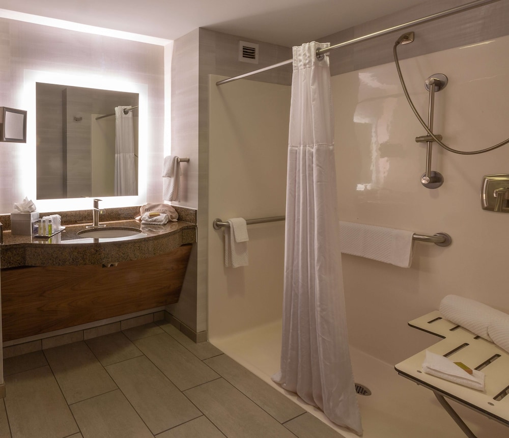 DoubleTree by Hilton Bay City Riverfront - photo 39