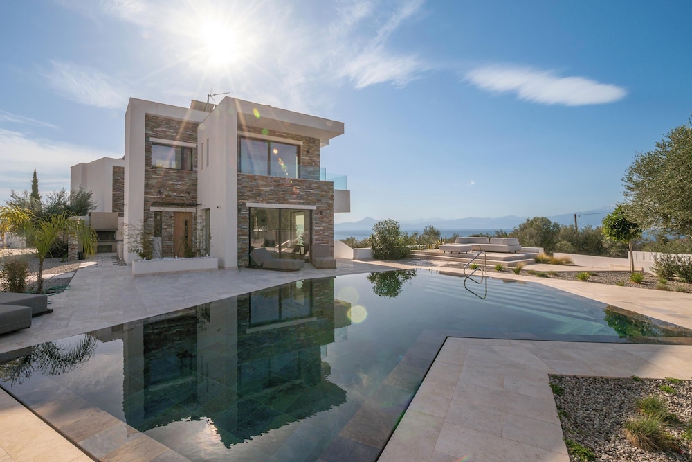 Elia Cove Luxury Villa II — 4-Star Luxury Hotel in Loutraki, Greece