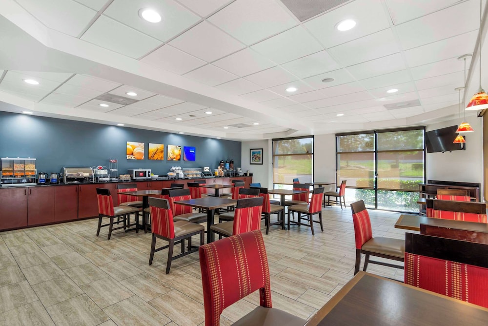 Comfort Suites Atlanta Airport - photo 28