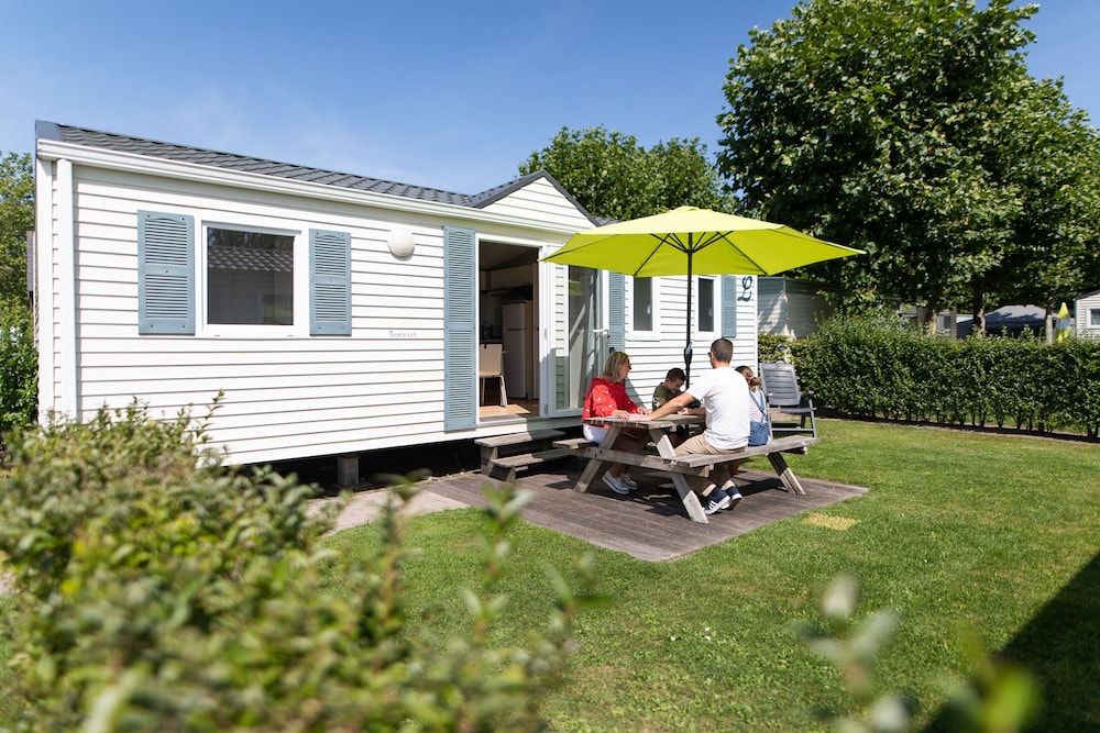Holiday Park Klein Strand — 4-Star Luxury Hotel in Jabbeke, Belgium