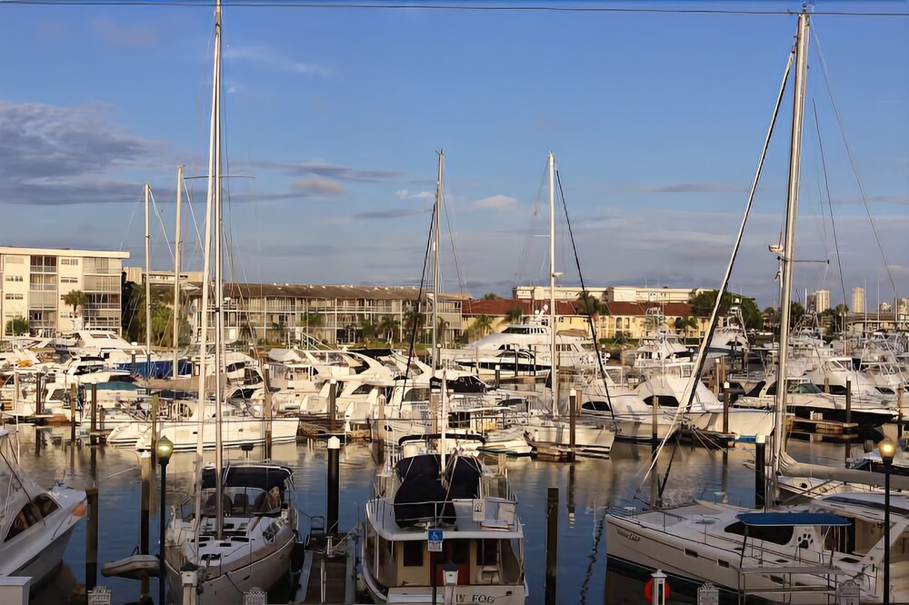 Camelot Waterfront Inn - photo 46