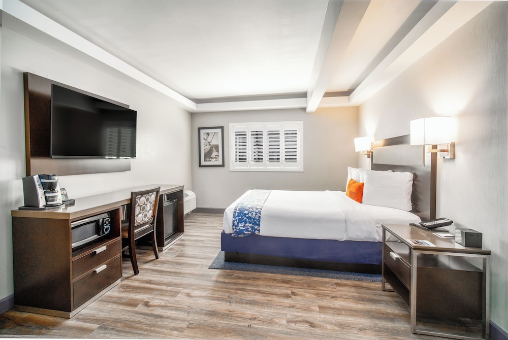 Inn at 50 at Long Beach Convention Center - photo 18