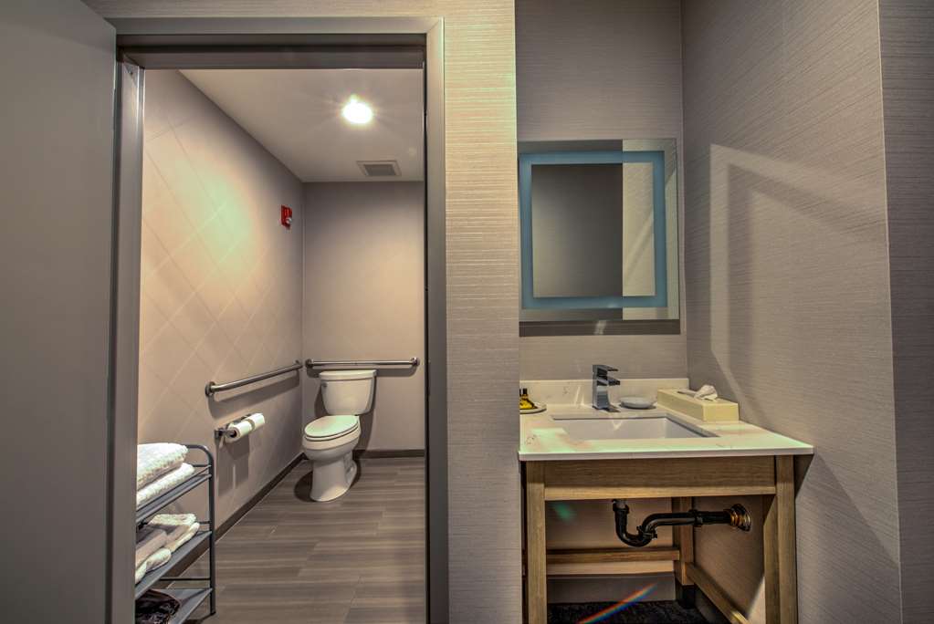 Best Western Plus Media Center Inn & Suites - photo 30