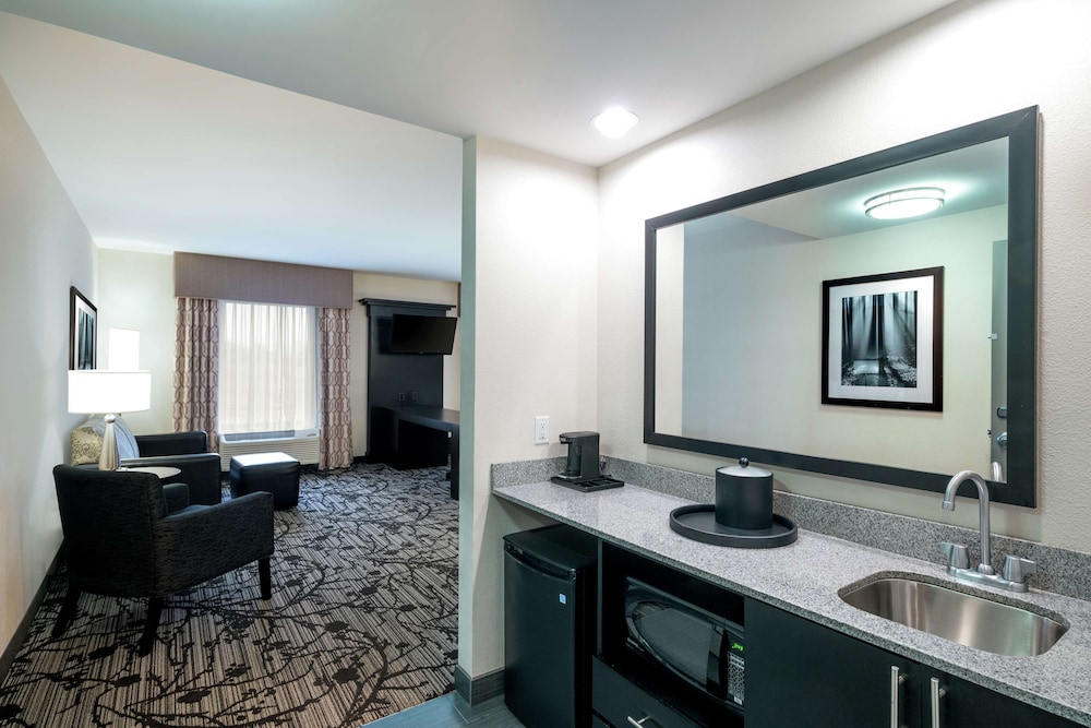 Hampton Inn & Suites Roanoke Airport - photo 22